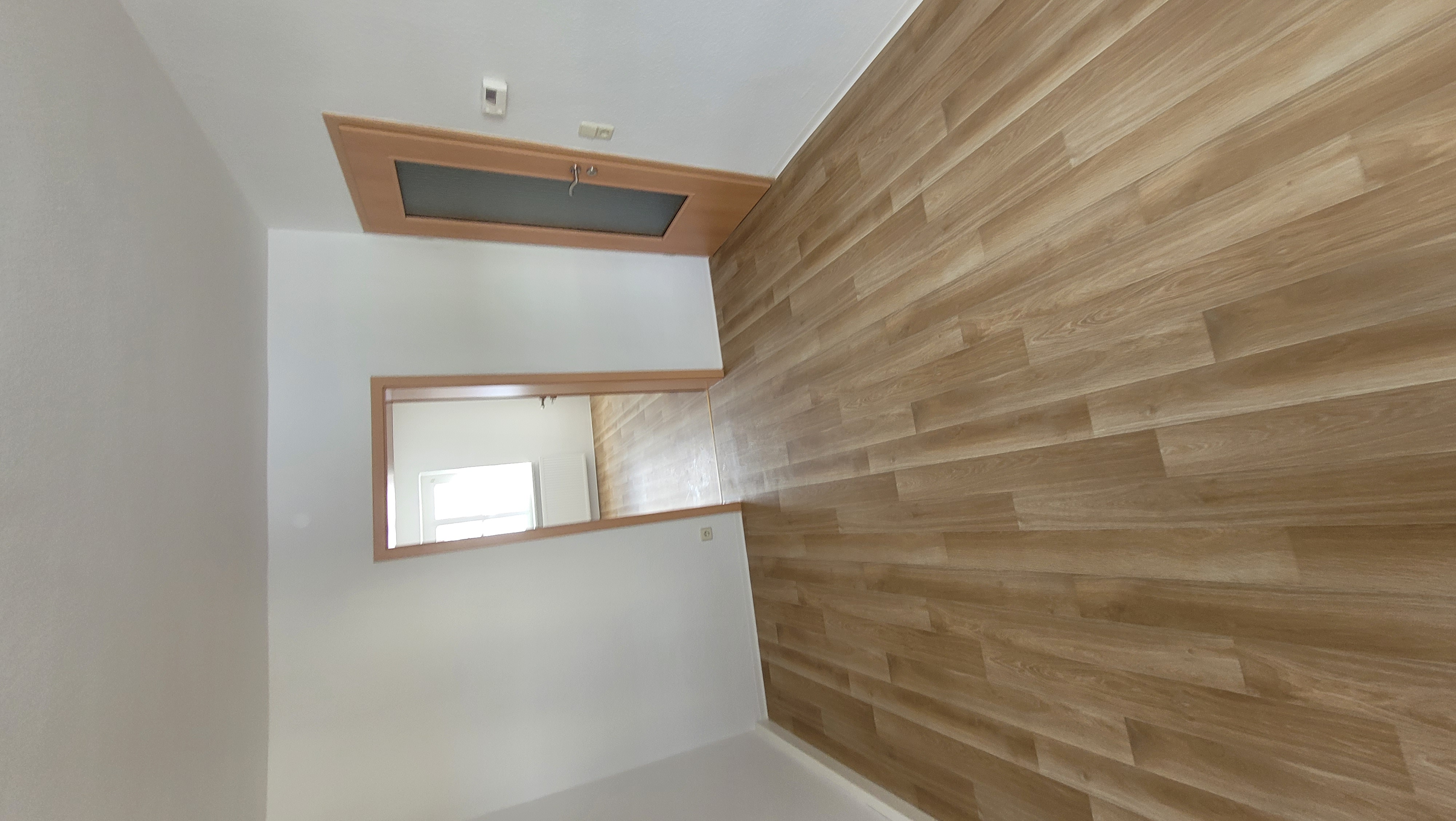 Wohnzimmer mit Blick ins Schlafzimmer