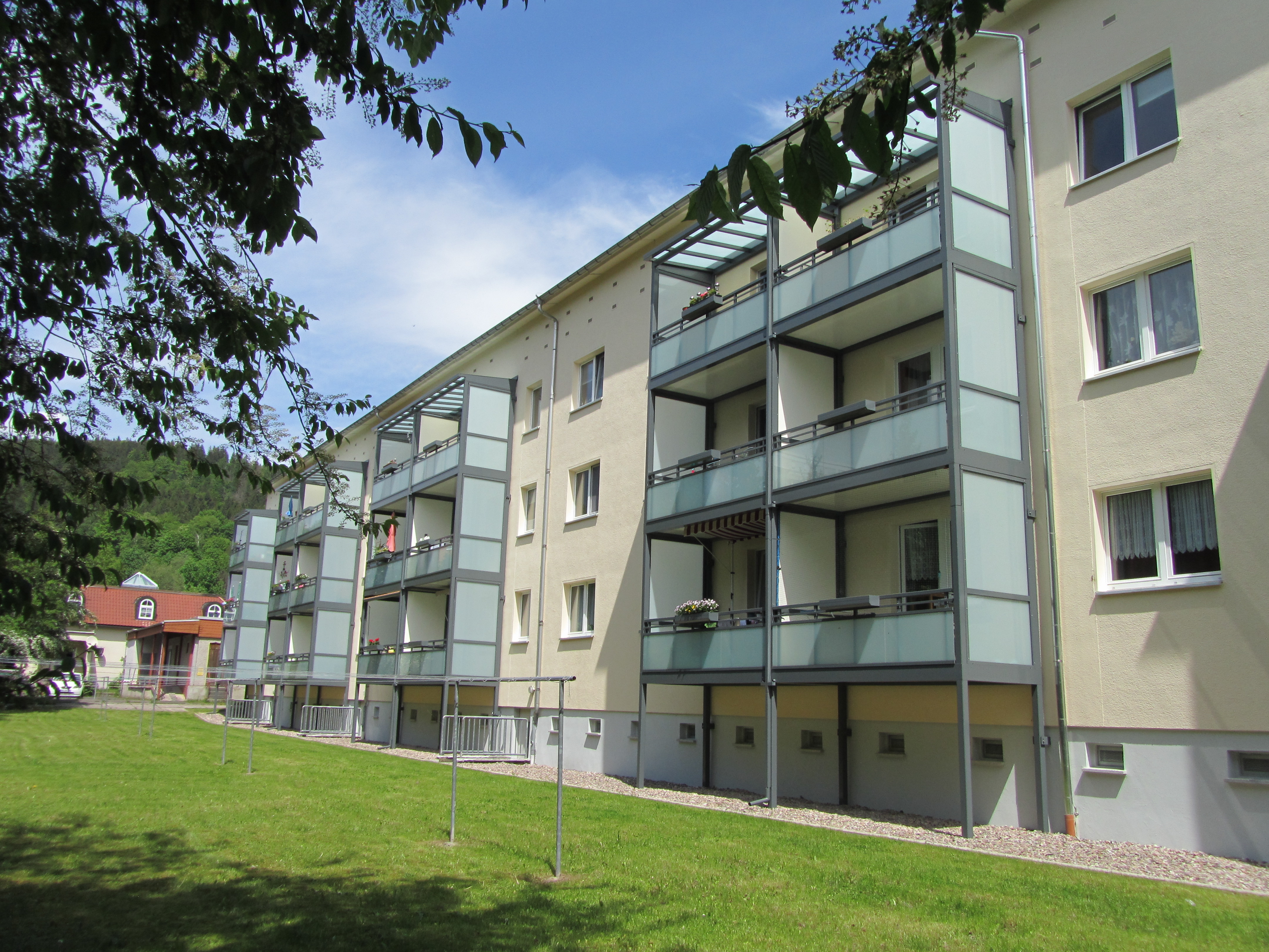 Hausrückseite mit Balkonen